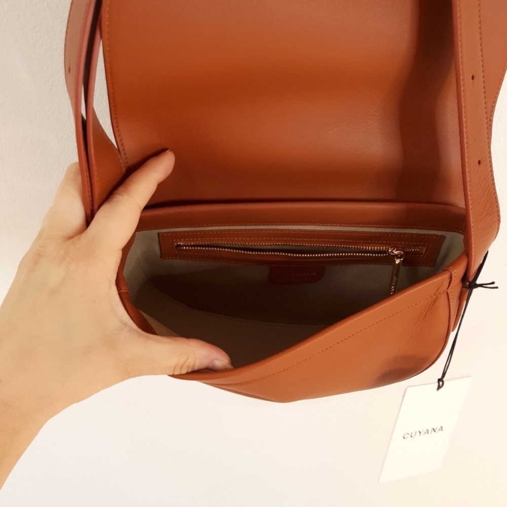 CUYANA | Discontinued Half-Moon Shoulder Bag • Caramel — Full Grain Leather - Picture 4 of 7